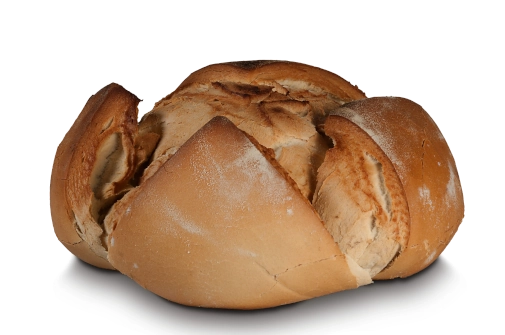 Imagen de una hogaza de pan de tipo maciza cortada
