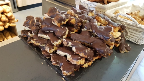 Imagen de un postre llamado vueltas del santo hecho de hojaldre y recubierto de chocolate con leche